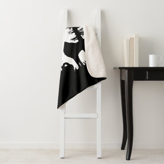 Black Silhouette over White Red Riding Hood Wolf Sherpa Deken (In situ)
