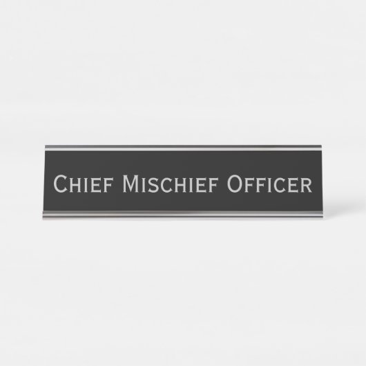 Black Silver 'Chief Mischief Officer' Funny Pun Bureau Naambordje (Voorkant)