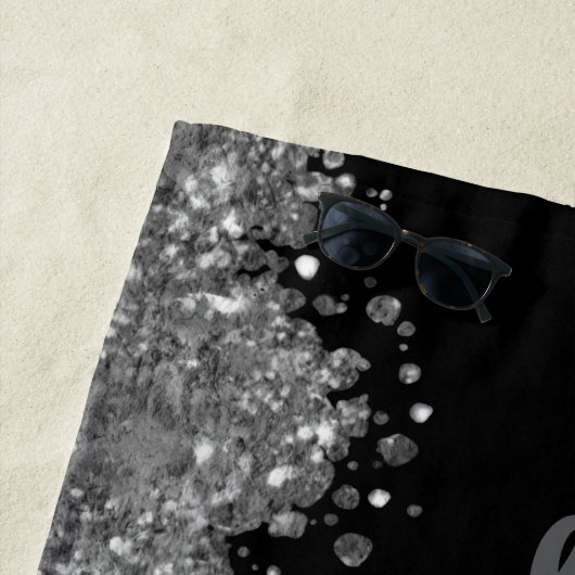 Black Silver Glitter Grey Modern Monogram Strandlaken (In situ)