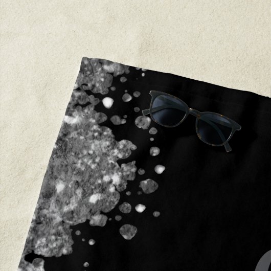 Black Silver Glitter Grey Modern Monogram Strandlaken (In situ)