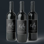 Black & Silver Lettering 50th Birthday Party Wijn Etiket<br><div class="desc">Dit moderne flessenetiket is perfect voor een chic modern 50ste verjaardagsfeest. Het ontwerp is voorzien van een zilverkleurige "vijftig" met aangepaste tekst. U kunt de tekst en achtergrondkleur personaliseren. De gelijke uitnodiging en partijbenodigdheden zijn beschikbaar bij mijn winkel BaraBomDesign. Met vriendelijke groet!</div>