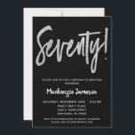 Black Silver Script 70th Birthday Party Invitation Kaart<br><div class="desc">Een elegante,  eenvoudige maar opvallend zwarte en zilveren uitnodiging voor een 70e verjaardag. De het manuscripttekst van Glam bij de bovenkant en zilveren hieronder tekst met de naam in stand-out wit</div>