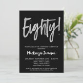 Black Silver Script 80th Birthday Party Invitation Kaart (Staand voorkant)