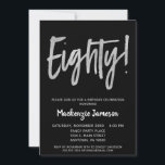 Black Silver Script 80th Birthday Party Invitation Kaart<br><div class="desc">Een elegante,  eenvoudige maar opvallend zwarte en zilveren uitnodiging voor een 80e verjaardag. De het manuscripttekst van Glam bij de bovenkant en zilveren hieronder tekst met de naam in stand-out wit</div>