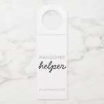 Black Silver Wedding Hangover Helper Label w Hasht<br><div class="desc">Zwarte,  witte en zilveren bruiloft voor flessenhangers/Labels met het gezegde 'Hangover Helper'. Pas de kleuren en uw trouwhashtag aan en gebruik deze in uw trouwwelkomsttas,  als een gunst of als een grappige wegwerpactie op uw achterfeestje. Geschikt voor alle verschillende flesgrootten.</div>