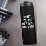 Black Simple Funny Quote Drink Water met naam Thermosbeker<br><div class="desc">tekst om uw eigen grappige of favoriete citaat te schrijven of bestaande te houden om u of uw geliefde aan te moedigen en eraan te herinneren om meer water te drinken "Naam,  bent u geen kameel. Drink water!"</div>