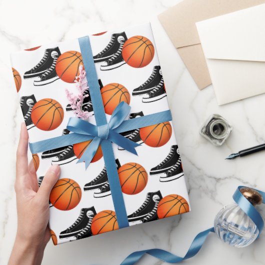 Black Sneakers And Basketball On White Cadeaupapier (Geschenken)