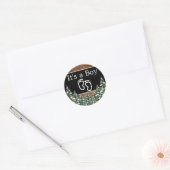 Black Snowy Wood & Forest Pine Het is een jongen Ronde Sticker (Envelop)