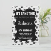 Black Soccer Birthday-uitnodigingen Kaart (Staand voorkant)