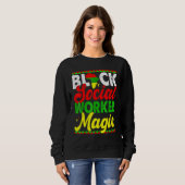 Black Social Worker Magic Black History Month Prou Trui (Voorkant volledig)