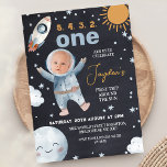 Black Space Eerste reis rond zon 1e verjaardag Kaart<br><div class="desc">Black Space First Trip Around Sun 1st Birthday Invitation Schattigee boy's buitenruimte thema eerste verjaardagsuitnodiging met een ruimteschip, verschillende sterren, planeet en zon evenals een astronaut met een foto in de ruimtehelm. Deze eerste reis rond de zon verjaardagsuitnodiging is een leuke manier om gasten uit te nodigen voor een buitenruimte...</div>
