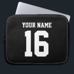Black Sporty Team Jersey Laptop Sleeve<br><div class="desc">Black Team Jersey / Sports Jersey / Football Jersey Pas dit aan met uw eigen naam of teamnaam en een nummer. U kunt de grootte, de kleur en de plaatsing van de tekst veranderen als u veranderingen evenals het toevoegen van tekst van uw moet aanbrengen om uw eigen één-van-een-soort ontwerp...</div>