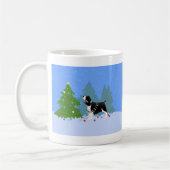 Black Springer Spaniel die kerstboom decorreert Koffiemok (Links)