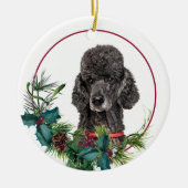 Black Standard Poodle Dog Evergreen Berry Wreath Keramisch Ornament (Voorkant)
