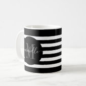Black Stripe Monogram Cirkelscript Modern Elegant Koffiemok (Voorkant links)