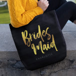 Black Stripes Faux Gold Brush Script Bruidsmeisje Tote Bag<br><div class="desc">Gepersonaliseerde bruidsmeisje canvas tas met het woord "bruidsmeisje" in faux gouden trendy penseelscript tegen een zwarte strepen achtergrond die ideaal is voor uw bruidsmeisje om haar items te dragen. Bekijk de bijpassende make-uptas hier https://www.zazzle.com/black_stripes_faux_gold_brush_script_bridesmaid_cosmetic_bag-223876160979955152 Personaliseer het door de plaatsaanduiding te vervangen. Voor meer opties, zoals het wijzigen van het lettertype...</div>