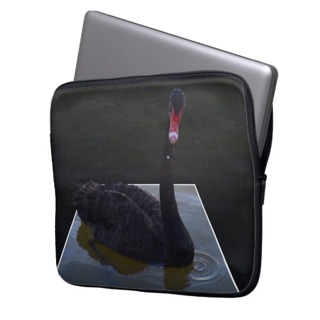 Black Swan zwemt in Dimensional Pond, Laptop Sleeve (Voorkant Links)