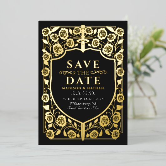 Black Sword Shield Medieval Monogram Bewaar de dat Folie Uitnodiging (Staand Voorkant)