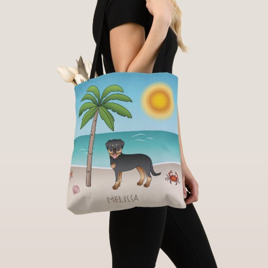 Black & Tan-rottweiler op een tropisch zomerstrand Tote Bag (Dichtbij)
