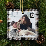 Black Tartan Pset Delivery Parcel 2 Fotoserie Keramisch Ornament<br><div class="desc">Ornament van de zwarte en witte tartan plaid delivery parcel 2 fotofamilie. Het ontwerp is voorzien van een faux zwarte en witte tartan vlaktextuur met geel en roze wenken. Eenvoudig witte touw en boog vult dit simpele parcel-thema kerstfamiliefoto-ornament in. Personaliseer met twee speciale foto's, één aan elke kant. Het poststempel...</div>