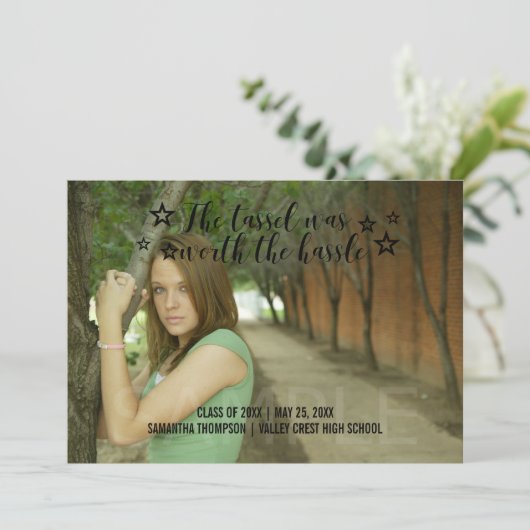 Black Tassel Worth Hassle Foto Afstuderen Aankondiging (Staand voorkant)