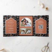 Black Terrazzo Tegel Terracotta QR Code Weddenscha Drieluik Uitnodiging (Binnen)