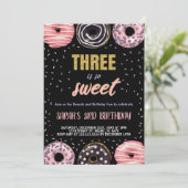 Black Three is Sweet Donut Verjaardag Uitnodiginge Kaart (Staand voorkant)