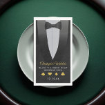 Black Tie Poker Night Bachelorfeest Servet<br><div class="desc">Vier het in stijl met deze papieren gastendoekjes uit de Black Tie Poker Night-collectie. Met stijlvolle zwarte smokingdas en gouden accenten is het perfect voor een klassieke vrijgezellenavond met een casino-twist. Of je nu een privé-pokertoernooi organiseert, een Vegas-themafeest of een formeel feest voor de aanstaande bruidegom, dit ontwerp voegt verfijning...</div>