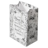 Black Toile De Jouy Floral Wedding Party Favors Medium Cadeauzakje (Voorkant Gekanteld)