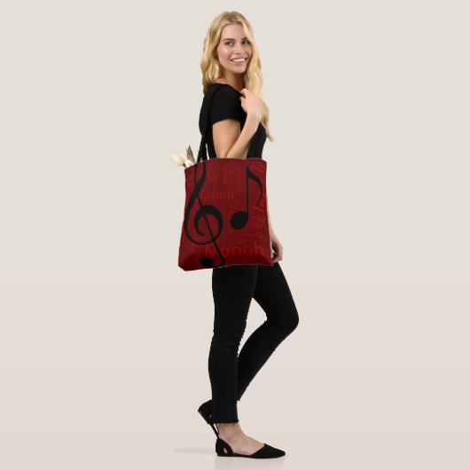 Black Treble Clef Music Monogram met naam rood Tote Bag (Op model)
