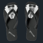 Black Tuxedo Flip Flop | Tuis voor het trekken van<br><div class="desc">De perfecte aanraking met je strand of een poolside bruiloft. Zwarte teenslippers met een zwart-wit vormig tuxedo-afbeelding. Je bruidegom zal in stijl trouwen met deze modieuze "tuxedo flip-flop sandalen" Voeg een overeenkomende trouwjurystijl toe voor de bruid! Ga naar mijn winkel "The Hungarican Princess ™" op www.zazzle.com/hungaricanprincess*. Kijk naar mijn afdeling...</div>