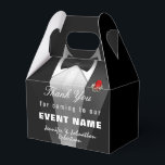 Black Tuxedo Hartelijk dank | Cadeaudoos Bedankdoosjes<br><div class="desc">Een zwarte doos met een rode roos maakt een elegant ontwerp voor een huwelijksgunstbox,  voor verjaardagen,  vrijgezellenfeesten en bacheloretfeestjes en andere speciale evenementen.</div>