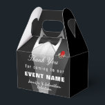 Black Tuxedo Hartelijk dank | Cadeaudoos Bedankdoosjes<br><div class="desc">Een zwarte doos met een rode roos maakt een elegant ontwerp voor een huwelijksgunstbox,  voor verjaardagen,  vrijgezellenfeesten en bacheloretfeestjes en andere speciale evenementen.</div>