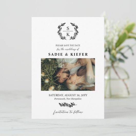 Black Typography Laurel Wreath Monogram Foto Save The Date (Staand voorkant)