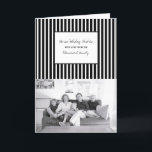 Black Vertical Festive Stripes Holiday Photo Feestdagen Kaart<br><div class="desc">Trendy en stijlvolle,  verticale feestelijke Stripes-foto-Wenskaart met een eenvoudige gestreepte patroonachtergrond in zwart-wit. Deze eenvoudige en moderne fotokaart kan eenvoudig worden aangepast met uw eigen familiefoto en persoonlijke kerstcadeautjes. Vind meer aanpassingsopties door op Aanpassen te klikken. Foto © Storytree Studios,  Stanford,  CA</div>