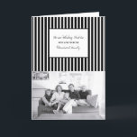 Black Vertical Festive Stripes Holiday Photo Feestdagen Kaart<br><div class="desc">Trendy en stijlvolle,  verticale feestelijke Stripes-foto-Wenskaart met een eenvoudige gestreepte patroonachtergrond in zwart-wit. Deze eenvoudige en moderne fotokaart kan eenvoudig worden aangepast met uw eigen familiefoto en persoonlijke kerstcadeautjes. Vind meer aanpassingsopties door op Aanpassen te klikken. Foto © Storytree Studios,  Stanford,  CA</div>