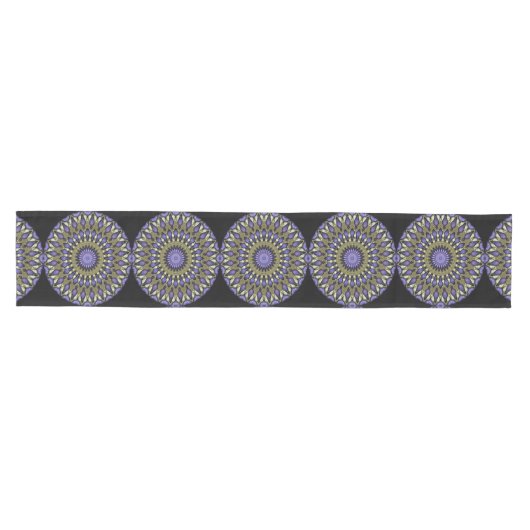 Black Violet Paars Faux Gold Mandala Pattern Medium Tafelloper (Horizontaal)