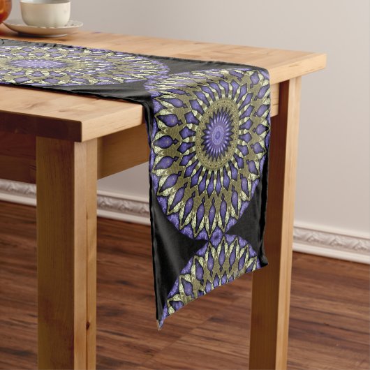 Black Violet Paars Faux Gold Mandala Pattern Medium Tafelloper (Voorbeeld)