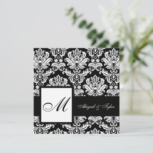 Black Wedding Monogram Damask Uitnodiging (Staand voorkant)