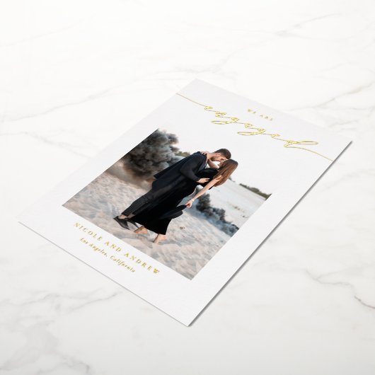 Black Whimsical Script Photo Engagement Folie Uitnodiging (Gedraaid)