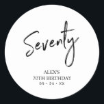 Black & White 70th Birthday Party Favor Hartelijk  Ronde Sticker<br><div class="desc">Deze eenvoudige sticker bedankt u voor uw speciale dag. Dit ontwerp kenmerkt het moderne manuscript dat "Zeventij"met douanetekst laat schrijven. In mijn winkel BaraBomDesign zijn 70e verjaardagsuitnodigingen en partijbenodigdheden beschikbaar.</div>