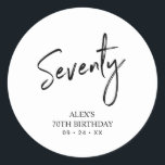Black & White 70th Birthday Party Favor Hartelijk  Ronde Sticker<br><div class="desc">Deze eenvoudige sticker bedankt u voor uw speciale dag. Dit ontwerp kenmerkt het moderne manuscript dat "Zeventij"met douanetekst laat schrijven. In mijn winkel BaraBomDesign zijn 70e verjaardagsuitnodigingen en partijbenodigdheden beschikbaar.</div>