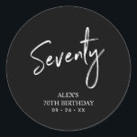 Black & White 70th Birthday Party Favor Hartelijk  Ronde Sticker<br><div class="desc">Deze eenvoudige sticker bedankt u voor uw speciale dag. Dit ontwerp kenmerkt het moderne manuscript dat "Zeventij"met douanetekst laat schrijven. In mijn winkel BaraBomDesign zijn 70e verjaardagsuitnodigingen en partijbenodigdheden beschikbaar.</div>