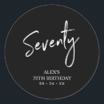 Black & White 70th Birthday Party Favor Hartelijk  Ronde Sticker<br><div class="desc">Deze eenvoudige sticker bedankt u voor uw speciale dag. Dit ontwerp kenmerkt het moderne manuscript dat "Zeventij"met douanetekst laat schrijven. In mijn winkel BaraBomDesign zijn 70e verjaardagsuitnodigingen en partijbenodigdheden beschikbaar.</div>