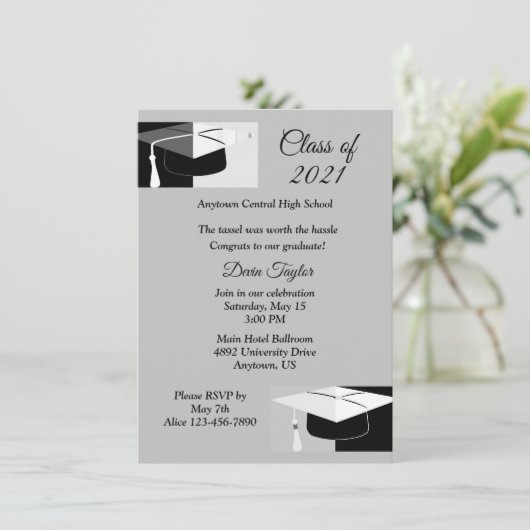 Black & White Afstuderen Petten Uitnodiging (Staand voorkant)
