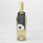 Black White Anemones Floral Wedding Bottle Hanger (Op fles)