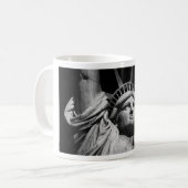 Black White beeld van Liberty New York Koffiemok (Voorkant links)