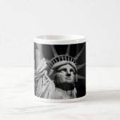 Black White beeld van Liberty New York Koffiemok (Center)