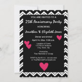 Black White Chevron Heart Jubileum Party Invite Kaart (Achterkant)