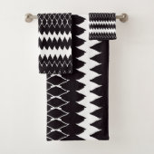 Black White Chevron Pattern Bad Handdoek (Insitu)